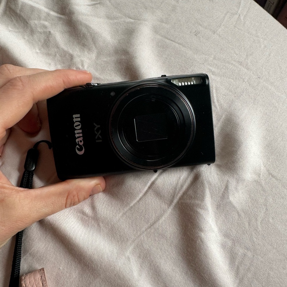 Canon Powershot Elph 360 (+battery and battery charger)
